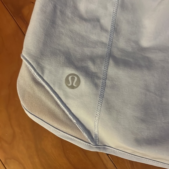 Lululemon Hotty Hot 4in size 8 - Powder Blue - Picture 2 of 5